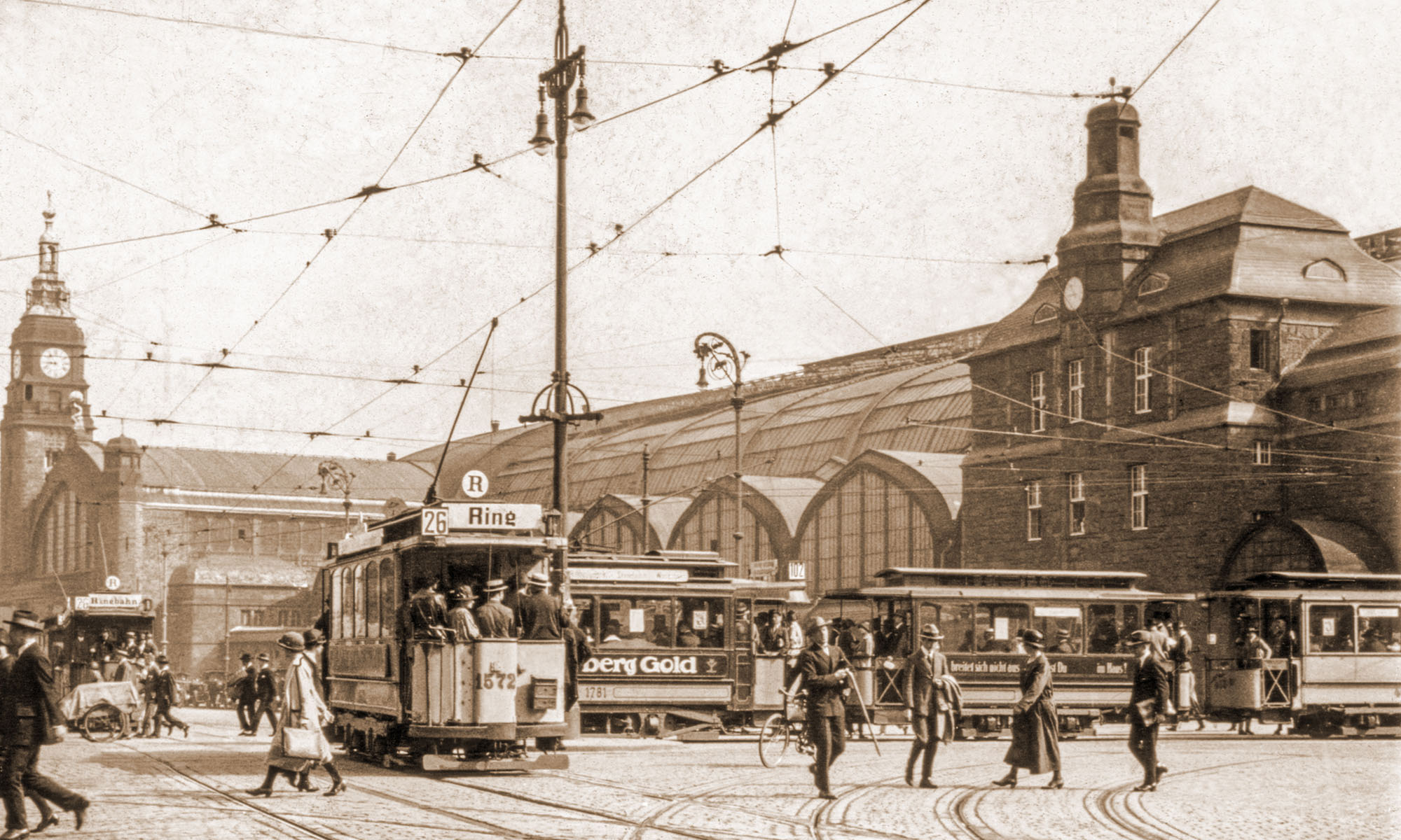 Historische Straßenbahn vor Hamburger Hauptbahnhof